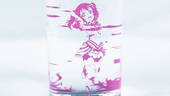 水を入れると小さなAQUARIUMに!